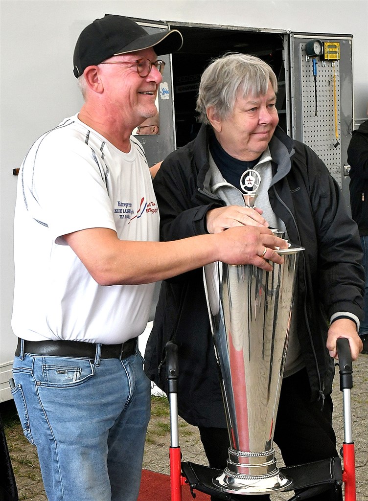 Lene Jørgensen, Rønnede, modtager Arne Guldmarks Ærespokal af Dansk Rally Klubs Finn Richardt.
(Foto: Morten Dam, Specialpressen)